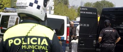 Dos policías observan el traslado de la mujer fallecida.