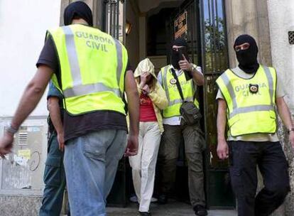 La Guardia Civil escolta a una mujer detenida en Palma de Mallorca relacionada con la mafia rusa.
