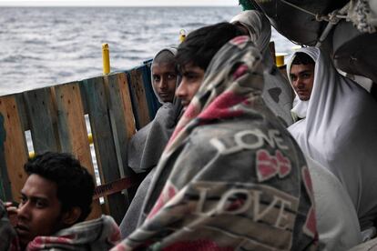 Inmigrantes a bordo del 'MV Aquarius', un buque de rescate contratado por SOS-Mediterranee y Médicos Sin Fronteras, en el mar Mediterráneo entre Libia e Italia.