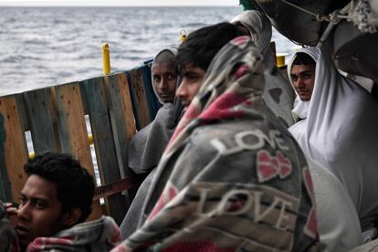 Inmigrantes a bordo del MV Aquarius, un buque de rescate contratado por SOS-Mediterranee y Médicos Sin Fronteras (MSF), en el mar Mediterráneo entre Libia e Italia.