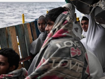 Inmigrantes a bordo del 'MV Aquarius', un buque de rescate contratado por SOS-Mediterranee y Médicos Sin Fronteras, en el mar Mediterráneo entre Libia e Italia.