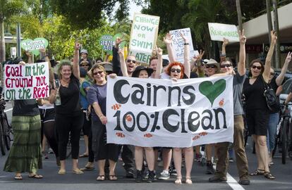 Un grupo de manifestantes marcha hacia el Centro de Convenciones de Cairns, en Melbourne, Australia.