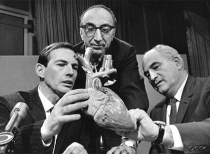 Adrian Kantrowitz, a la derecha, junto a los cardiólogos Christiaan Barnard (izquierda) y Michael E. DeBakey.
