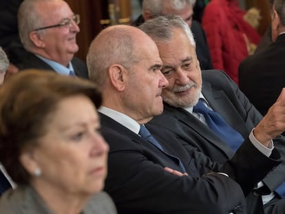 Los expresidentes de Andalucía Manuel Chaves (en el centro) y José Antonio Griñán, sentados junto a la exconsejera Magdalena Álvarez (a la izquierda), conversaban en una sesión del juicio de los ERE de diciembre de 2017, en Sevilla.