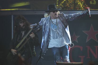 Un momento del concierto de Guns N' Roses ayer en Madrid.