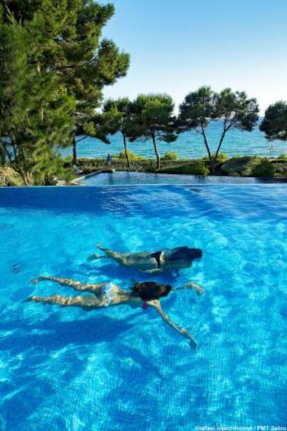 Piscina infinita frente al Mediterráneo en Lumine Beach Club.