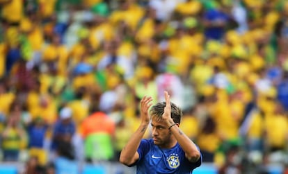 Neymar aplaude a torcida antes da partida.