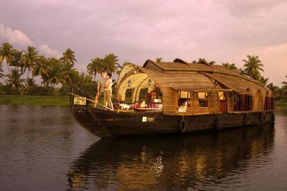 Barco navegando en los canales de Kerala (India).