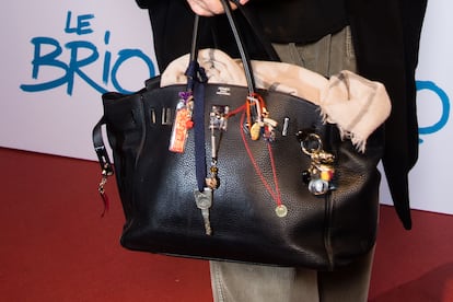 Detalle del bolso Birkin de Jane Birkin en el estreno de 'Una razón brillante', el 21 de noviembre de 2017 en París (Francia).