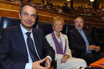 Diez minutos antes del inicio del pleno, ha llegado el presidente del Gobierno, José Luis Rodríguez Zapatero, al que han precedido otros miembros de su gabinete, como Cristina Narbona, Jesús Caldera, Carmen Calvo, Jordi Sevilla o María Antonia Trujillo. En la imagen Zapatero, sentado en su escaño junto a la vicepresidenta primera del Gobierno, María Teresa Fernández de la Vega, y el vicepresidente segundo y ministro de Economía, Pedro Solbes.