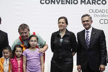 Chabelo durante un evento con el entonces Jefe de Gobierno, Miguel Ángel Mancera, en 2014.