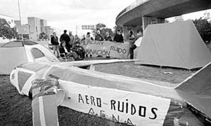 Acampada de la Plataforma contra el Ruido del Aeropuerto de Manises frente al aeródromo valenciano, ayer, para protestar contra la ampliación de las instalaciones.