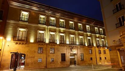 Fachada del hotel Palacio Guendulain, en Pamplona. 