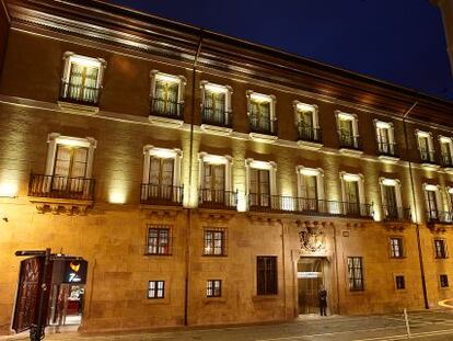 Fachada del hotel Palacio Guendulain, en Pamplona. 