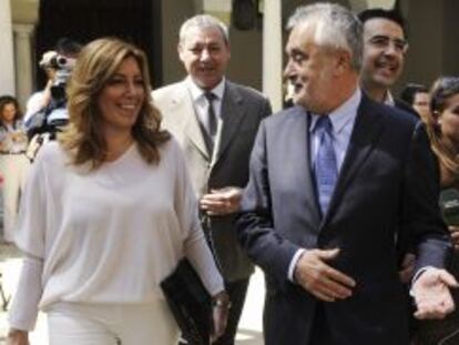 El presidente de la Junta de Andaluc&iacute;a, Jos&eacute; Antonio Gri&ntilde;&aacute;n (d), acompa&ntilde;ado de la consejera andaluza de la Presidencia e Igualdad, Susana D&iacute;az