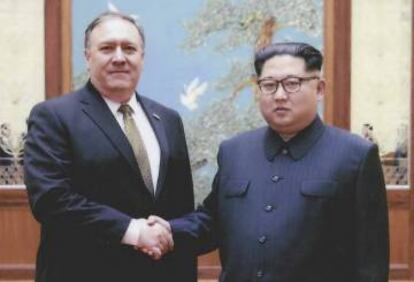 En esta imagen de April, el secretario de Estado Mike Pompeo y el dictador de Corea del Norte, Kim Jong-un.