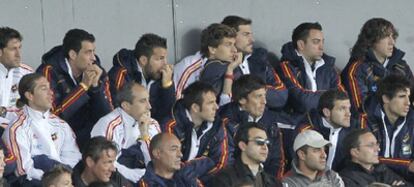 Los jugadores de la selección española absoluta, ayer en Vaduz presenciando la final del Europeo Sub-17.