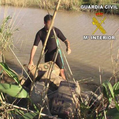 Un buzo, en una operación antidroga en el Guadalquivir.