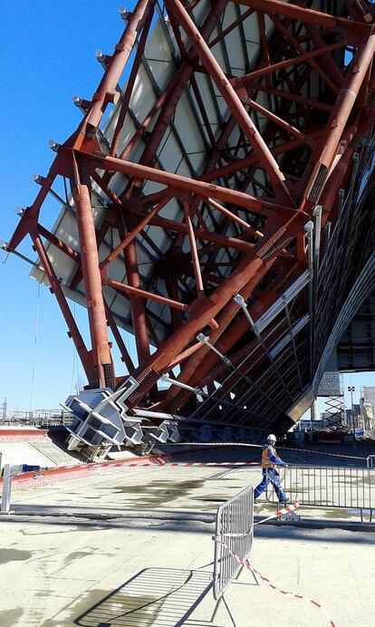 El segundo sarcófago se ha diseñado para que nada entre ni salga del reactor accidentado. La cubierta tiene una 'doble piel' con una cámara de aire en la que se monitorizará la temperatura y, sobre todo, la humedad. No puede superar el 40% para que no se produzca corrosión.