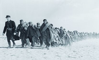 Exiliados republicanos rumbo a un campo de internamiento francés, en marzo de 1939.