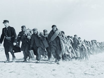 Exiliados republicanos rumbo a un campo de internamiento francés, en marzo de 1939.