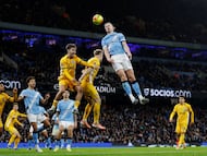 Erling Haaland cabecea a puerta en el partido ante el Brighton.