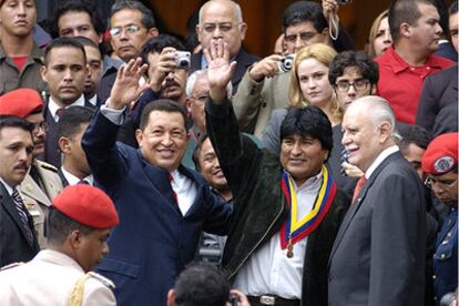 Hugo Chávez, a la izquierda, recibe al presidente boliviano, Evo Morales, a su llegada a Caracas.