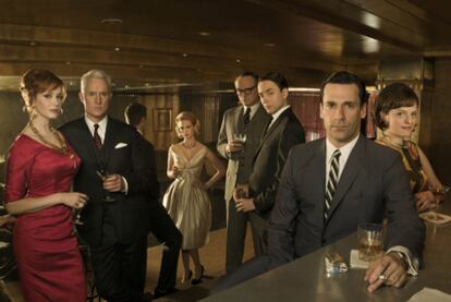 Los principales actores de la serie <b><i>Mad Men,</b></i> del guionista y director Matthew Weiner. Elegida por tres años consecutivos mejor serie dramática en EE UU.