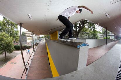 Max Barrera hace un 'back tail' en una facultad de Ciudad Universitaria. El inmenso complejo urbano de la Universidad Nacional (UNAM) es según Leal el sitio donde están "los mejores 'spots' [puntos]" de México DF para patinar. En esta acción, Barrera se arriesga a una caída de varios metros.