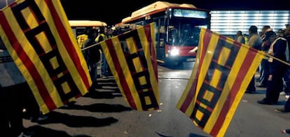 Miembros de un piquete informativo controlan, esta madrugada, la salida de los autobuses de servicios mínimos de las cocheras de Transportes Metropolitanos de Barcelona (TMB).