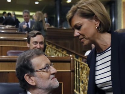 El presidente del Gobierno en funciones, Mariano Rajoy, conversa con Mar&iacute;a Dolores de Cospedal, poco antes de que comenzara la segunda jornada del debate de su investidura. EFE