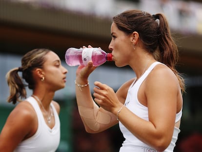 La tenista británica Jodie Burrage (a la derecha) se hidrata durante un partido de dobles con su compañera Eden Silva, en junio, durante el campeonato de Wimbledon.