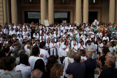 Médicos e funcionários do hospital Vall d'Hebron de Barcelona realizam uma paralisação durante seu dia de trabalho para protestar contra a prisão de Jordi Sànchez e Jordi Cuixart.