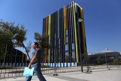 Un edificio del Madrid Innovation Forum, un espacio de 'coworking' que la exalcaldesa Ana Botella (PP) inauguró en Marzo en los locales de las naves Boetticher. Pese al reciente estreno, el espacio está cerrado. La Junta se plantea volver a abrirlo a lo largo de 2016.