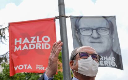 El candidato del PSOE a la Presidencia de la Comunidad de Madrid, Ángel Gabilondo, durante su visita al municipio de Leganés el 20 de abril.