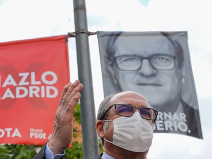 El candidato del PSOE a la Presidencia de la Comunidad de Madrid, Ángel Gabilondo, durante su visita al municipio de Leganés el 20 de abril.