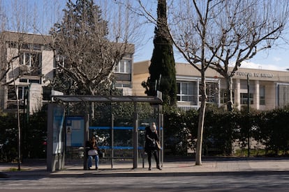 Parada del autobús 122 y 120 en la calle de Silvano, que separa el Barrio de la Esperanza de Conde de Orgaz, Madrid.