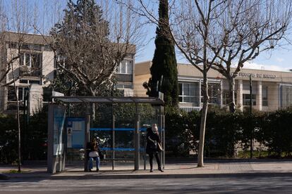 Parada del autobús 122 y 120 en la calle de Silvano, que separa el Barrio de la Esperanza de Conde de Orgaz, Madrid.