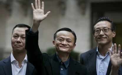 El fundador de Alibaba, Jack Ma (centro), junto a otros ejecutivos a la puerta de la Bolsa de Nueva York.