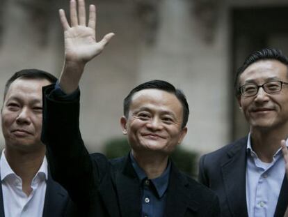 El fundador de Alibaba, Jack Ma (centro), junto a otros ejecutivos a la puerta de la Bolsa de Nueva York.