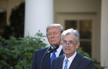El presidente estadounidense Donald Trump observa a Jerome Powell, el responsable de la Fed, el día de su nominación, en noviembre de 2017.