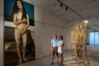 Centro de creación Ses12Naus, en el barrio de Can Bufí de Ibiza. En la imagen, los fundadores, Simon Southwood y Ángeles Ferragut, entre obras de Santiago Ydáñez (izquierda) y Ana Laura Aláez.
