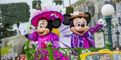 Los personajes de Minnie y Mickey, durante un desfile en un parque de atracciones de Disney.