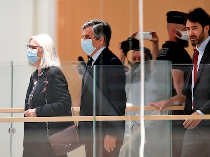 François Fillon y su esposa, Penelope Fillon, junto al abogado de ambos, Antonin Levy, a su llegada al tribunal, este lunes en París.