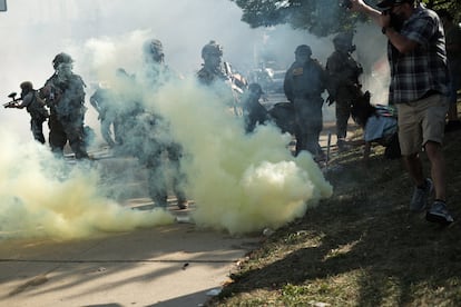 Enfrentamiento con agentes federales y del ICE, en una protesta en Little Village, Chicago, el 4 de octubre.