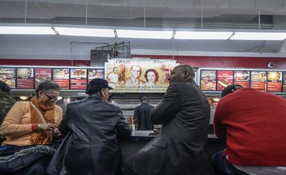 La fotografía en blanco y negro de unos jóvenes Ben y Virginia Ali está en el centro del local, que mantiene su decoración original como el típico 'dinner' estadounidense. En una barra alta los parroquianos se sientan en unos taburetes rojos. También hay mesas para los que lleguen temprano.