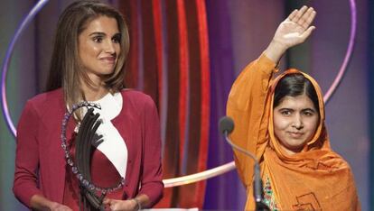 Malala Yousafzai saluda tras recibir uno de los premios Ciudadanos Globales de la fundaci&oacute;n Clinton de manos de Rania de Jordania.