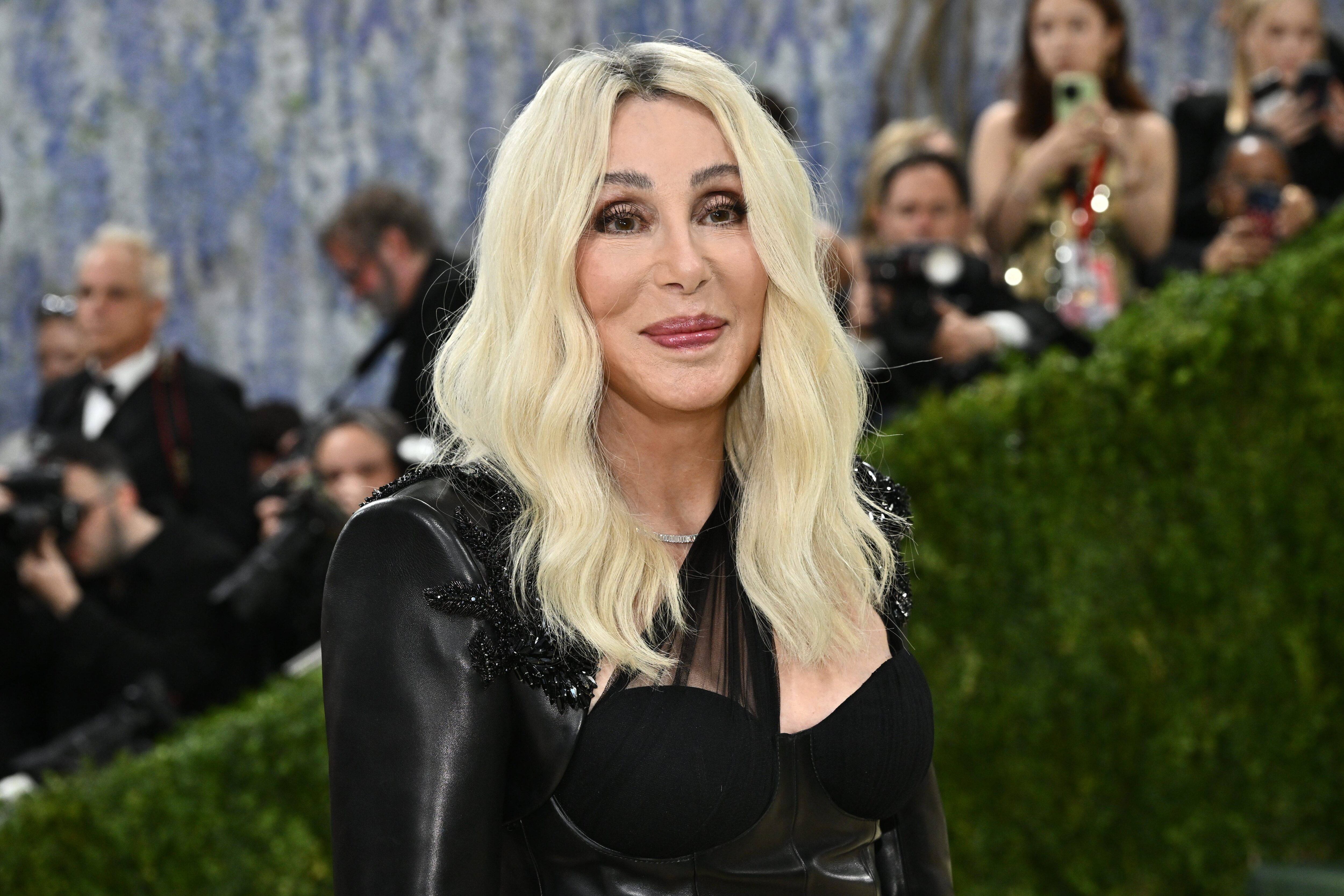 Cher cumple 80 años entre merecidos homenajes y turbulencias familiares