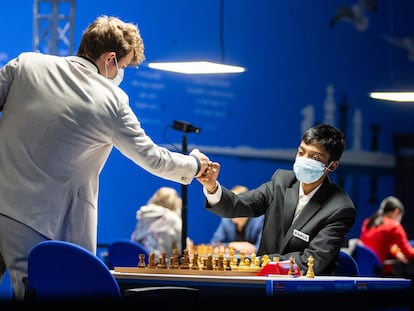 Magnus Carlsen saluda a su rival, Rameshbabu Praggnanandhaa, de 16 años, al llegar a la mesa de la partida