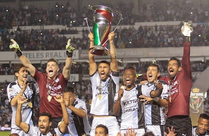 Los jugadores de los Gallos Blancos celebran el t&iacute;tulo